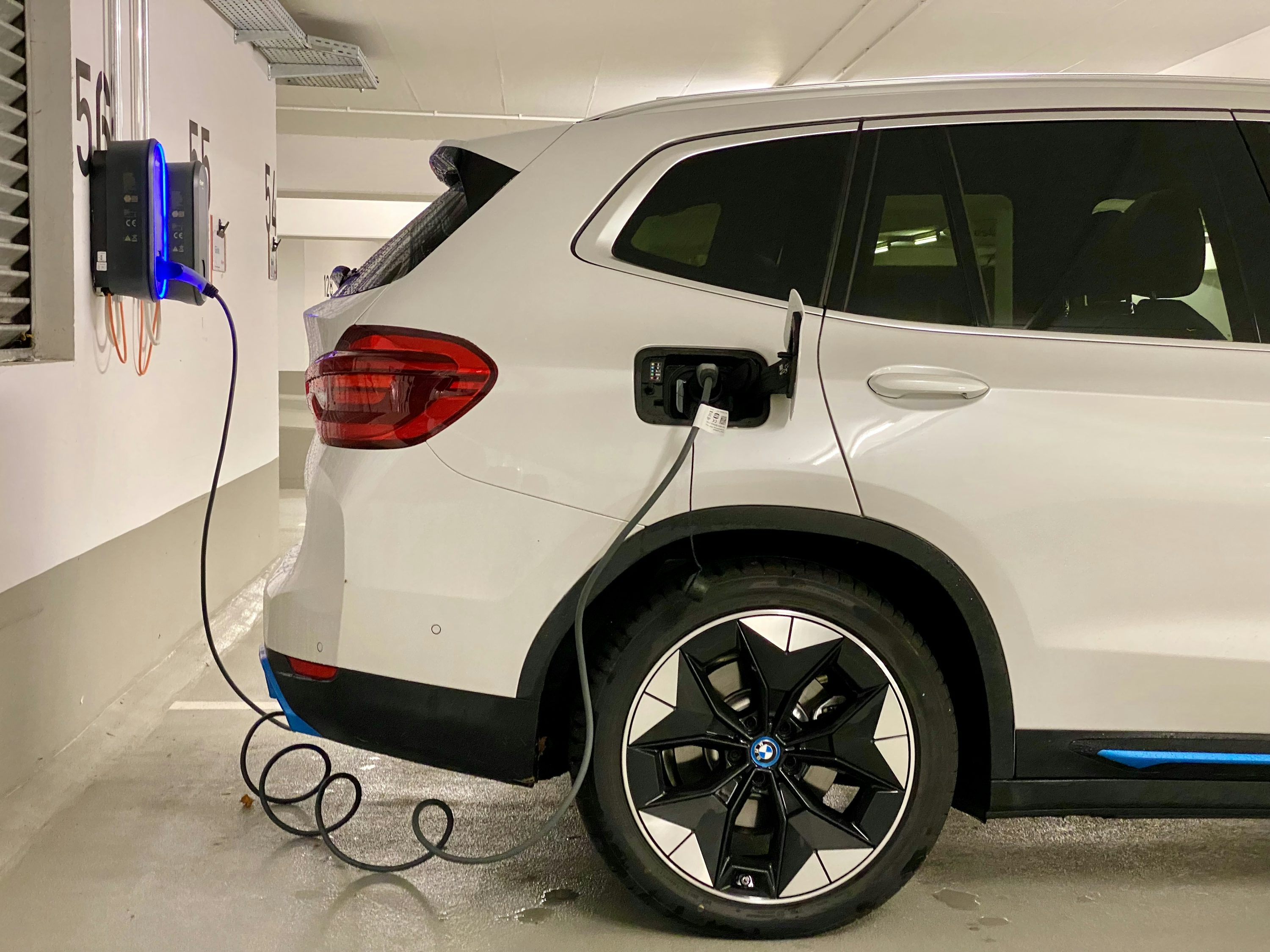 Elektroauto an Wallbox angeschlossen